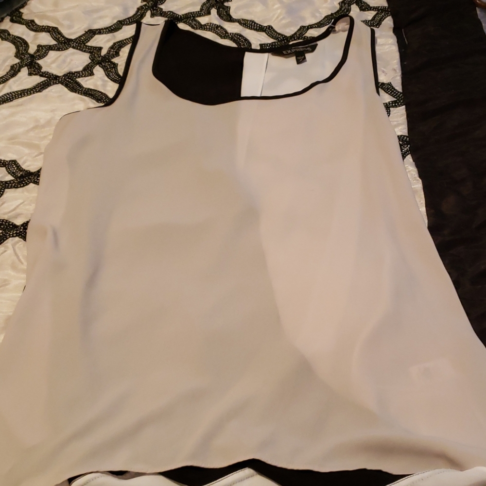 Express tank Sz M opens in the back
